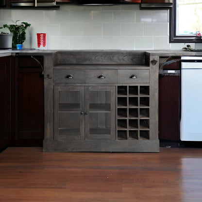 Isla de cocina de madera maciza gris con almacenamiento para botellas de vino