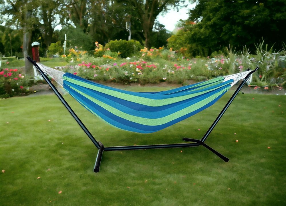 Hamaca para dos personas con soporte y rayas azules y verdes