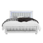 Moderna y lujosa cama Queen blanca con cabecera acolchada e iluminación LED