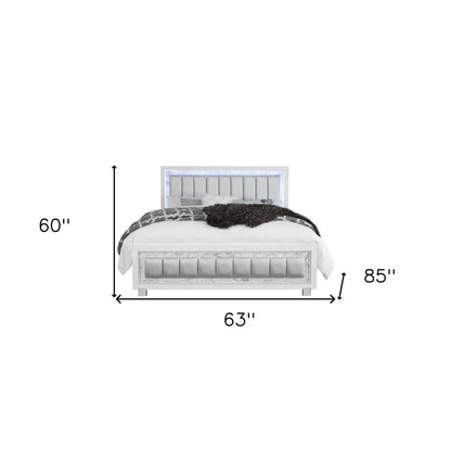 Moderna y lujosa cama Queen blanca con cabecera acolchada e iluminación LED