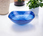 Cuenco cuadrado moderno de vidrio azul suave con remolino de 10"