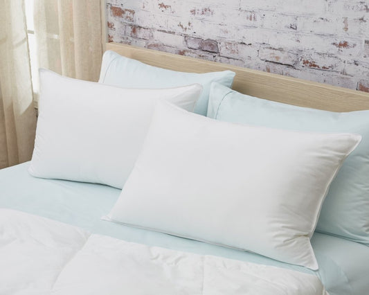 Almohada firme tamaño queen con plumón alternativo de satén Lux