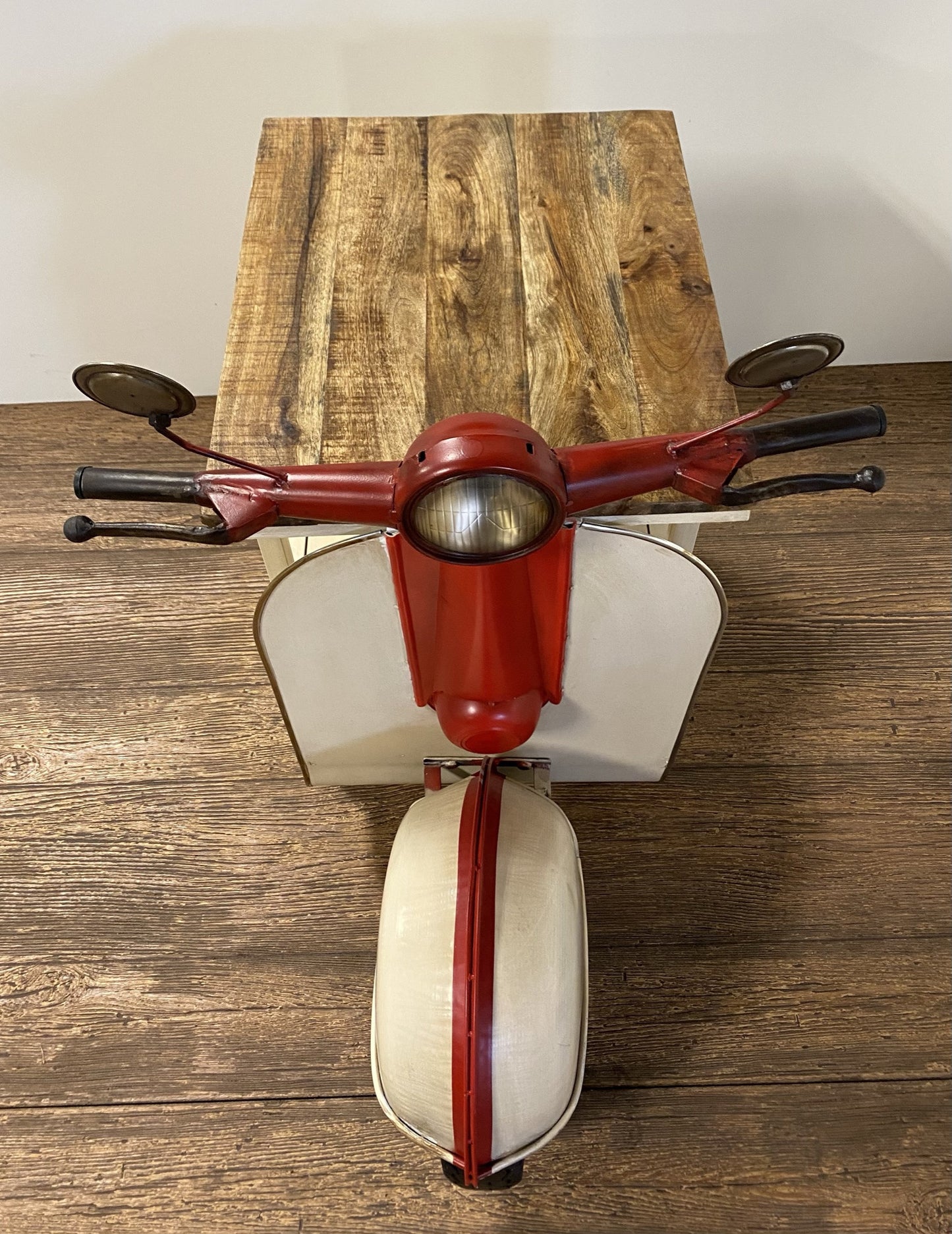 Mueble para scooter rústico en color rojo y vainilla