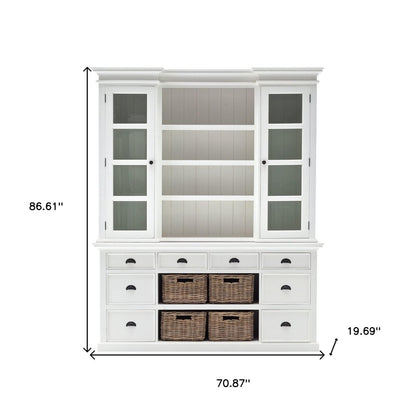 Librería de madera blanca de 87" con puertas de vidrio, cajones y cestas.
