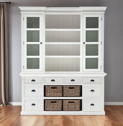 Librería de madera blanca de 87" con puertas de vidrio, cajones y cestas.