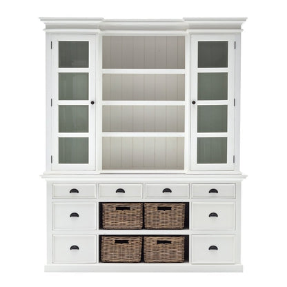 Librería de madera blanca de 87" con puertas de vidrio, cajones y cestas.