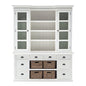 Librería de madera blanca de 87" con puertas de vidrio, cajones y cestas.