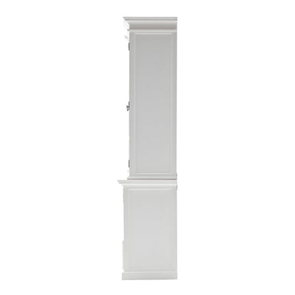 Librería de madera blanca de 87" con puertas de vidrio, cajones y cestas.