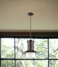 Lámpara colgante Greta de una luz en bronce aceitado con interior blanco brillante y pantalla de cristal grabado.