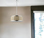 Lámpara colgante Butler de 3 luces en cromo pulido con pantalla de lino color crema y difusor de acrílico opalino.