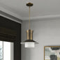 Lámpara colgante Greta de una luz de latón crudo con interior blanco brillante y pantalla de cristal grabado.
