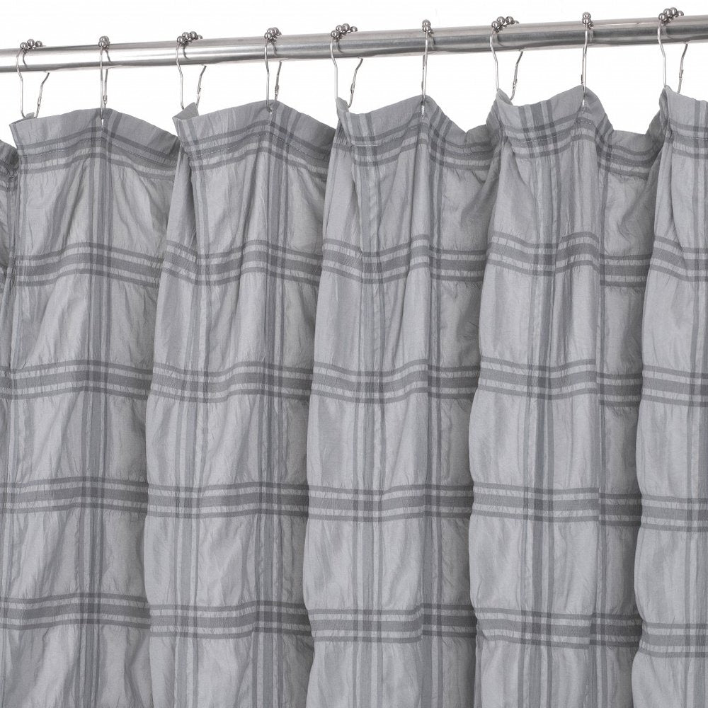 Cortina de ducha arrugada con rayas modernas en gris