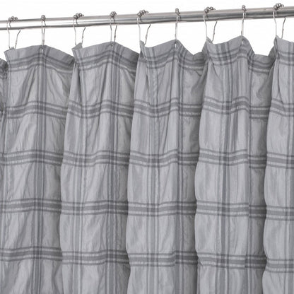 Cortina de ducha arrugada con rayas modernas en gris
