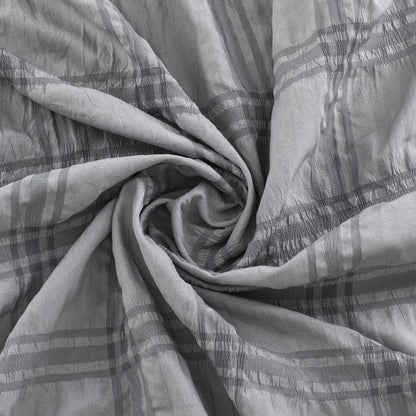 Cortina de ducha arrugada con rayas modernas en gris
