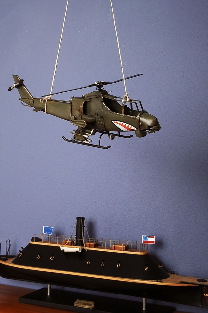 Escultura de mesa de avión modelo de metal verde de 5" pintada a mano