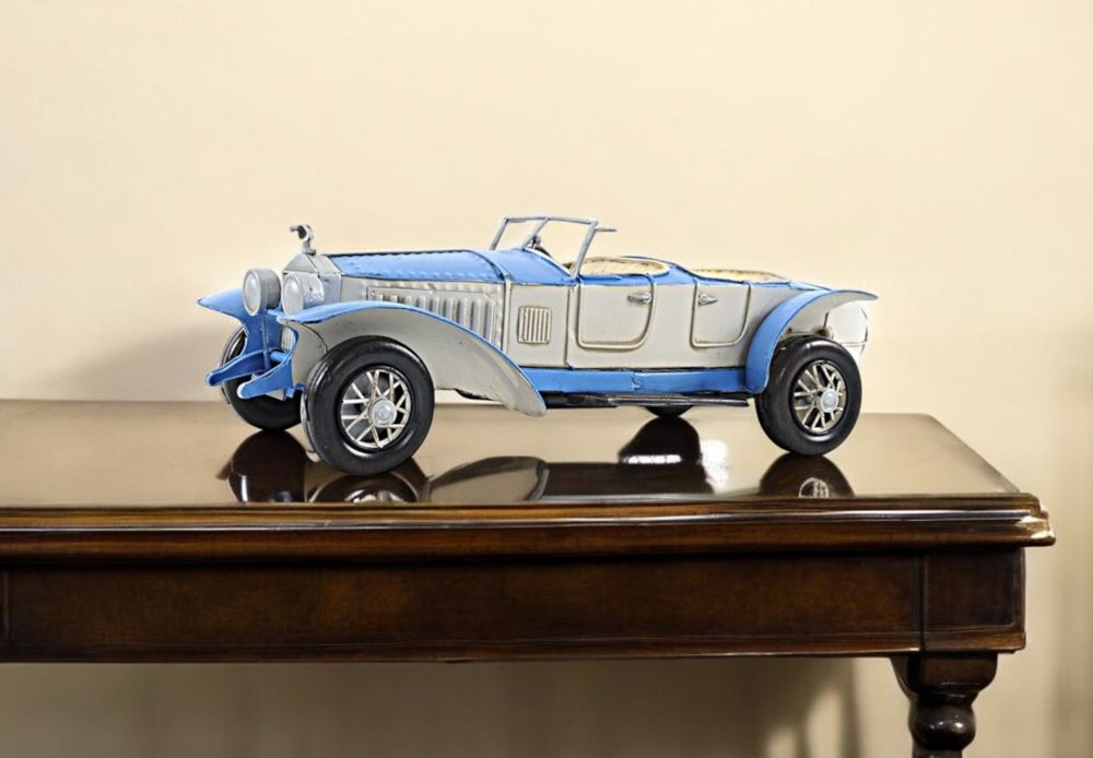 Escultura de mesa de coche en miniatura de metal blanco de 4" pintada a mano