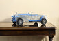 Escultura de mesa de coche en miniatura de metal blanco de 4" pintada a mano