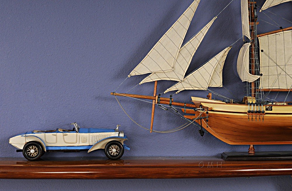 Escultura de mesa de coche en miniatura de metal blanco de 4" pintada a mano