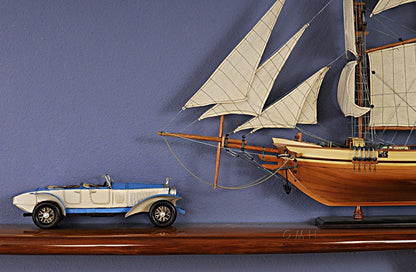 Escultura de mesa de coche en miniatura de metal blanco de 4" pintada a mano
