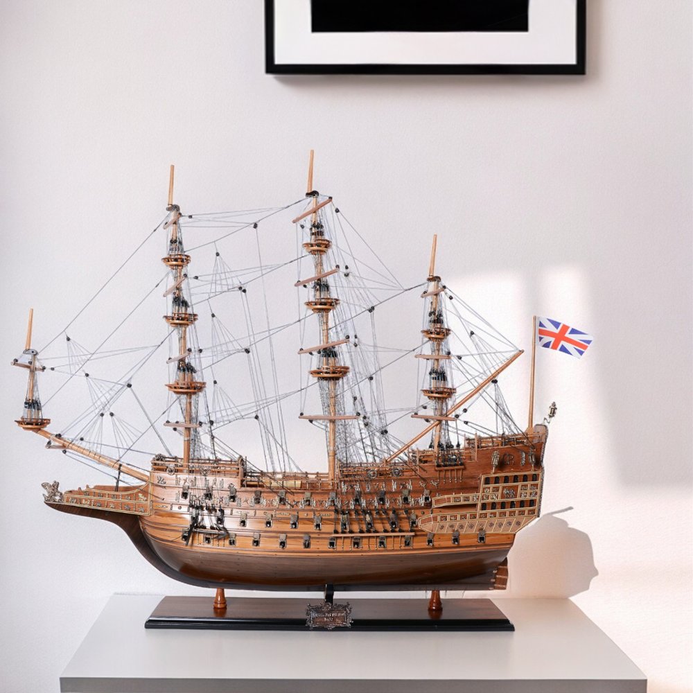 Escultura de barco Sovereign of the Seas de madera marrón de 33" pintada a mano