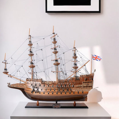 Escultura de barco Sovereign of the Seas de madera marrón de 33" pintada a mano