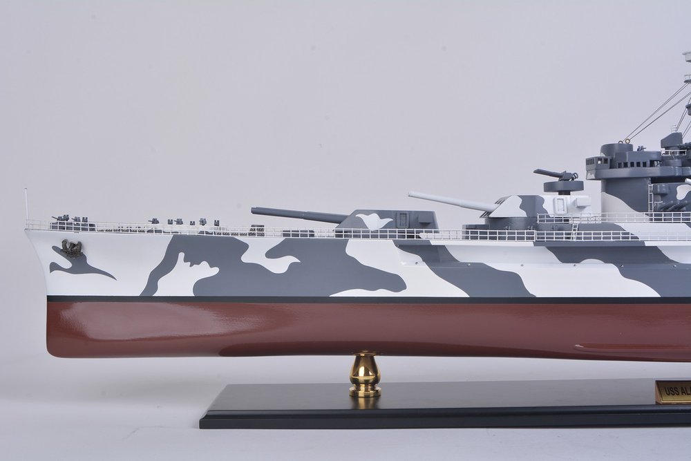 Escultura de madera manufacturada de 16" pintada a mano en gris y blanco