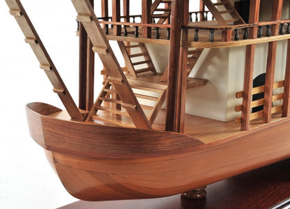 Barco modelo King of Mississippi de 17" de madera maciza marrón pintado a mano