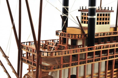 Barco modelo King of Mississippi de 17" de madera maciza marrón pintado a mano