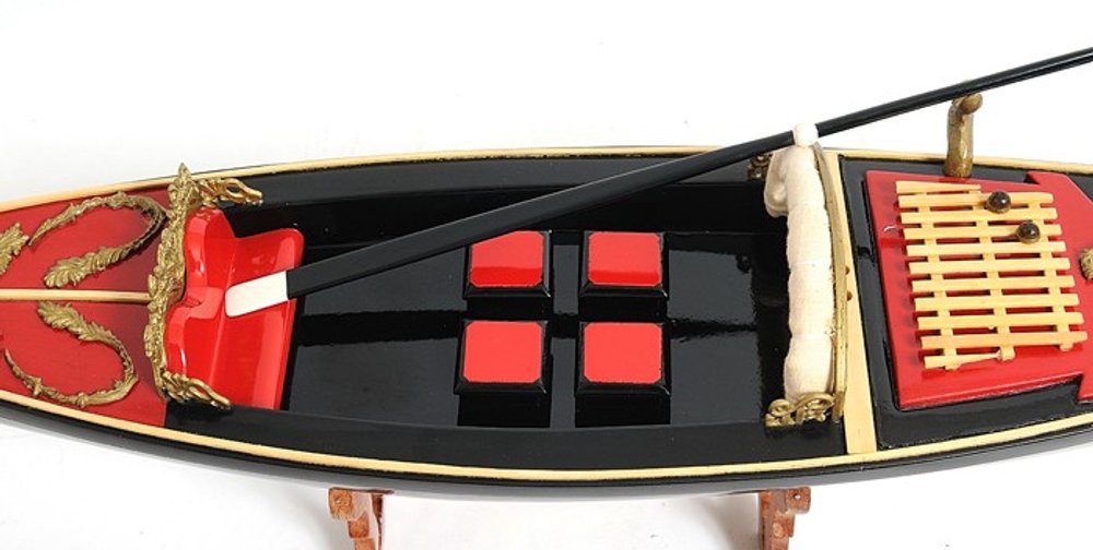 Góndola veneciana negra y roja de 8" pintada a mano, decorativa.