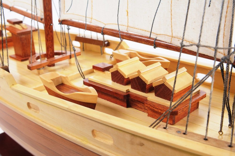 Barco modelo Bluenose II de 33" de madera maciza marrón pintado a mano