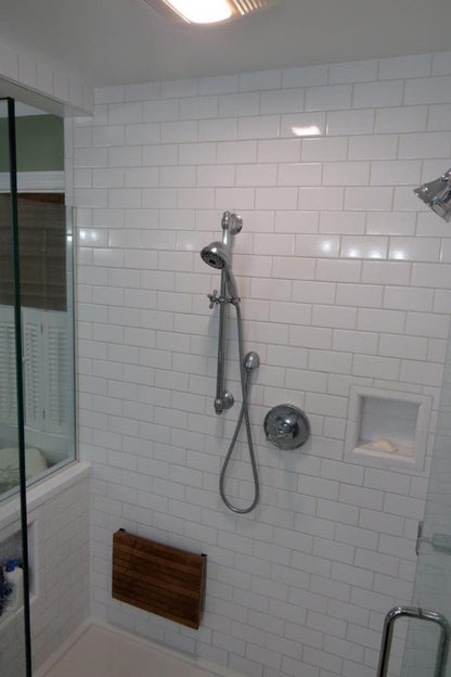 Banco de ducha de teca premium de 17" para montaje en pared