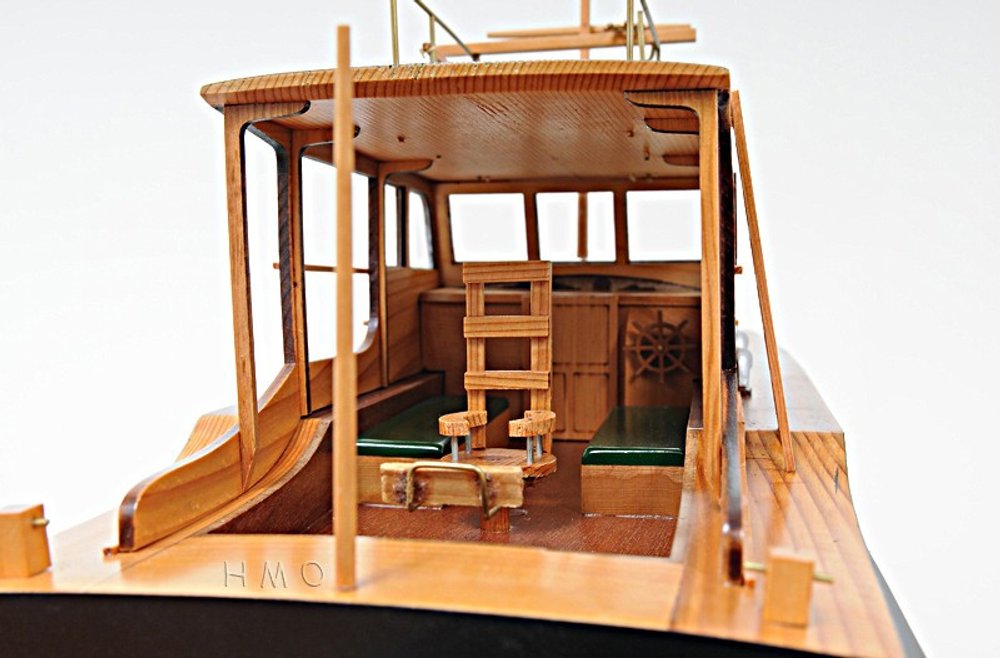 Barco pesquero Pilar Hemingway de 15" de madera maciza negra y verde, pintado a mano, modelo 1934