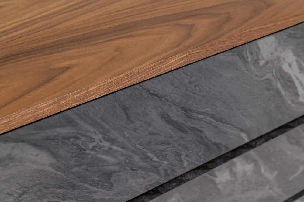 Cómoda de cinco cajones de madera manufacturada de 30" en nogal y gris