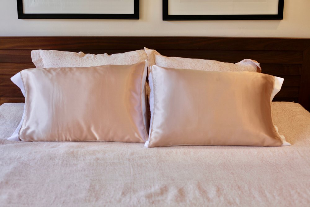 Funda de almohada de seda color champán con extremos abiertos