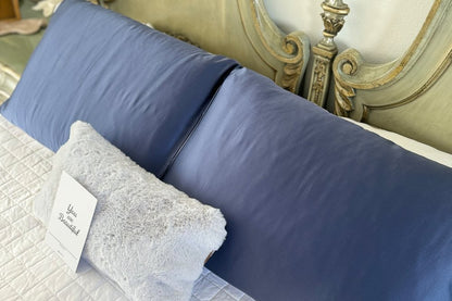 Funda de almohada de seda azul con extremos abiertos