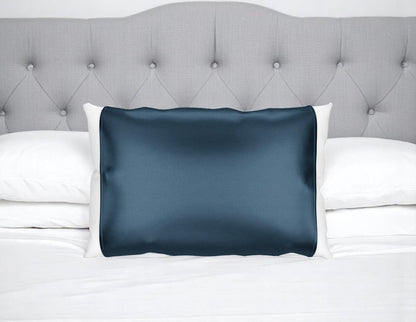 Funda de almohada de seda azul con extremos abiertos