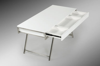 Escritorio blanco y plateado de 63" con tres cajones