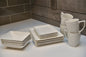 Juego de seis platos llanos de porcelana blanca con diseño de guijarros rectangulares.