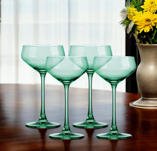 Juego de cuatro cuencos de cristal verde poco profundos con tallo cupé