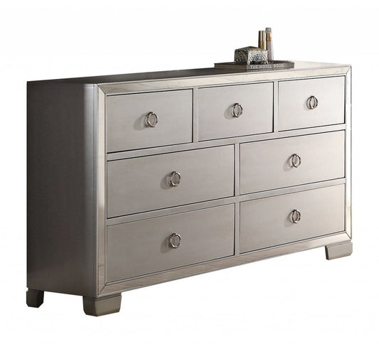 Cómoda triple de siete cajones de madera maciza y manufacturada color platino de 57"