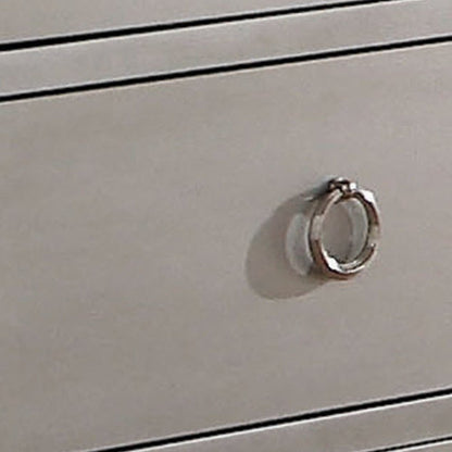 Cómoda triple de siete cajones de madera maciza y manufacturada color platino de 57"