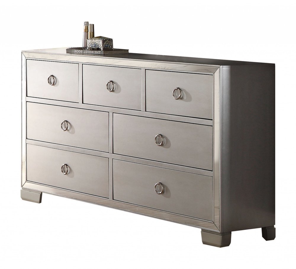 Cómoda triple de siete cajones de madera maciza y manufacturada color platino de 57"