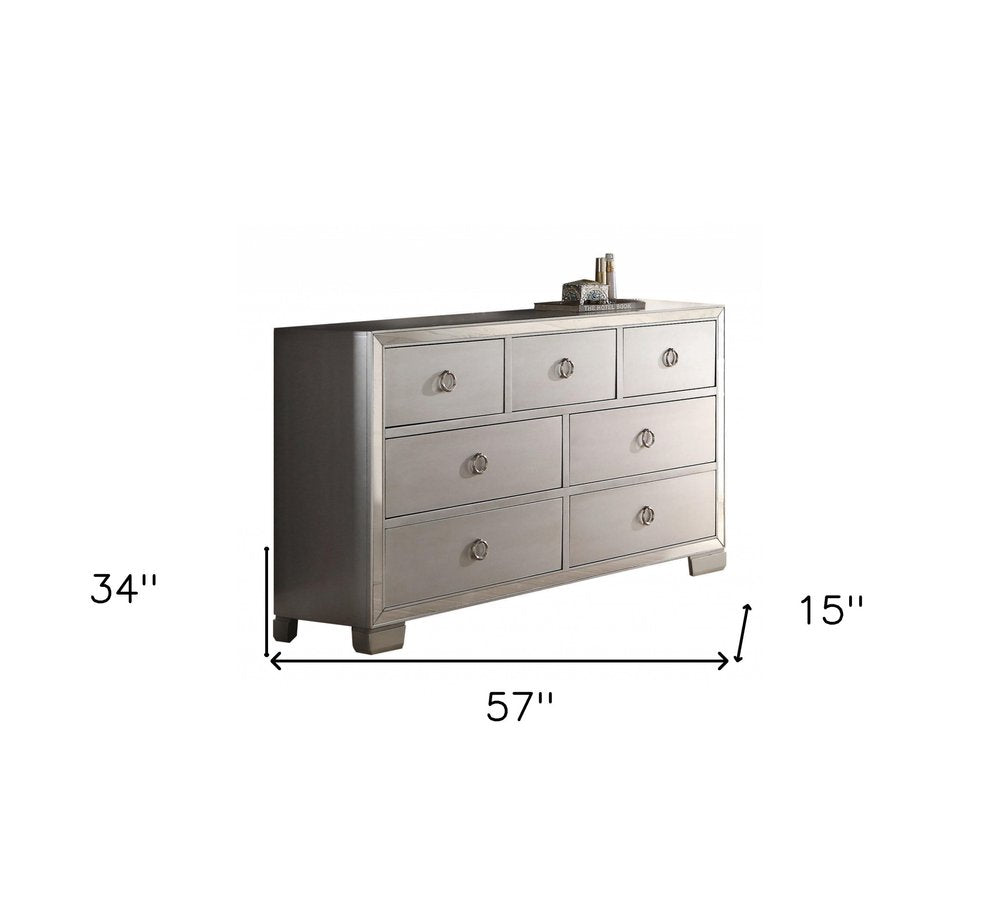 Cómoda triple de siete cajones de madera maciza y manufacturada color platino de 57"