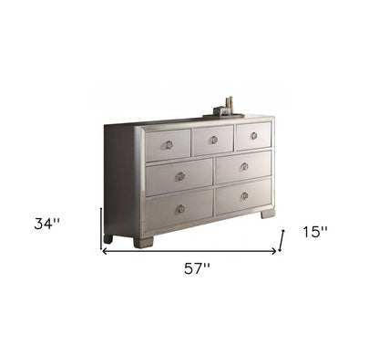 Cómoda triple de siete cajones de madera maciza y manufacturada color platino de 57"