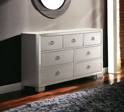Cómoda triple de siete cajones de madera maciza y manufacturada color platino de 57"