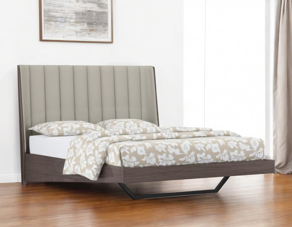Estructura de cama Queen tapizada en piel sintética gris y brillo marfil