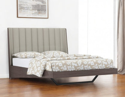 Estructura de cama Queen tapizada en piel sintética gris y brillo marfil