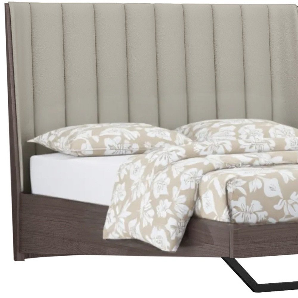 Estructura de cama Queen tapizada en piel sintética gris y brillo marfil