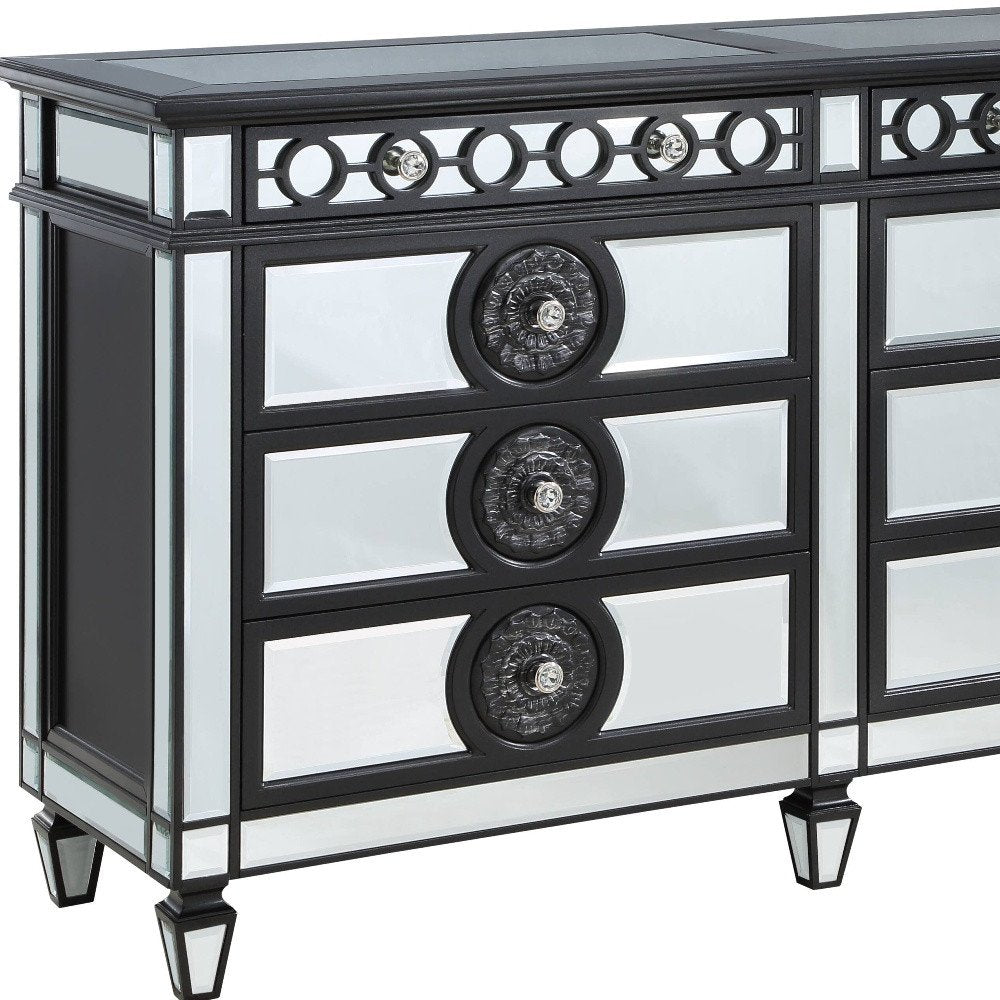 Cómoda doble de 68" con ocho cajones, de madera maciza fabricada en negro y plateado, con espejo