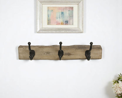 Perchero de pared de madera rústica natural marrón de 19" con tres ganchos y borde vivo